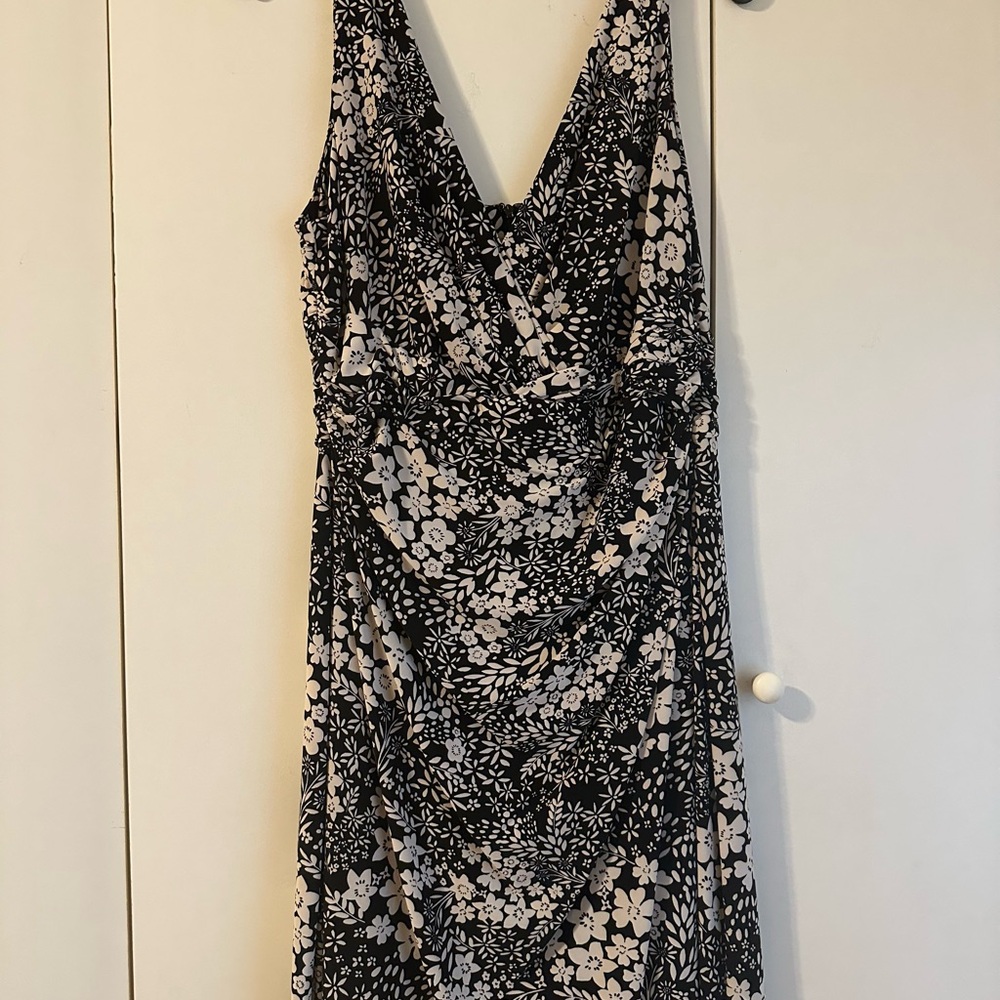 Jones New York Black and White V-Neck Sheath Mini Dress